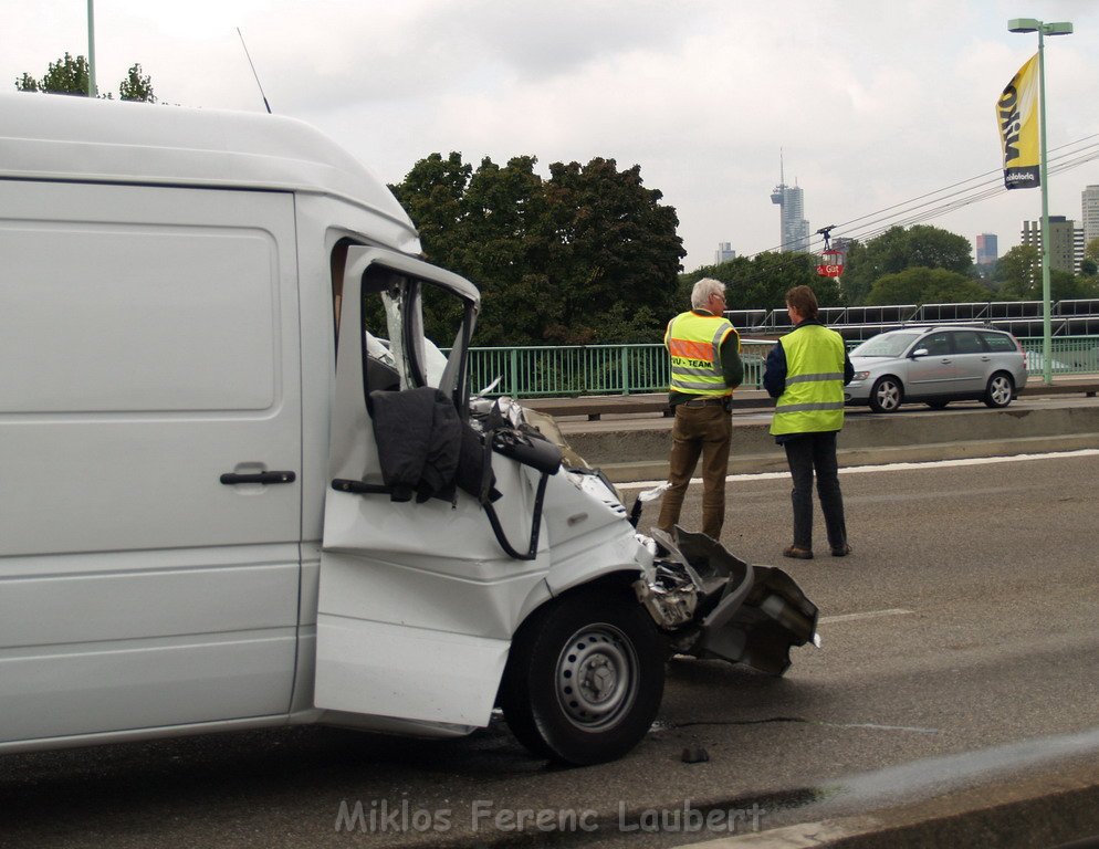 VU Transporter Lkw Zoobruecke Rich Koeln    P04.JPG